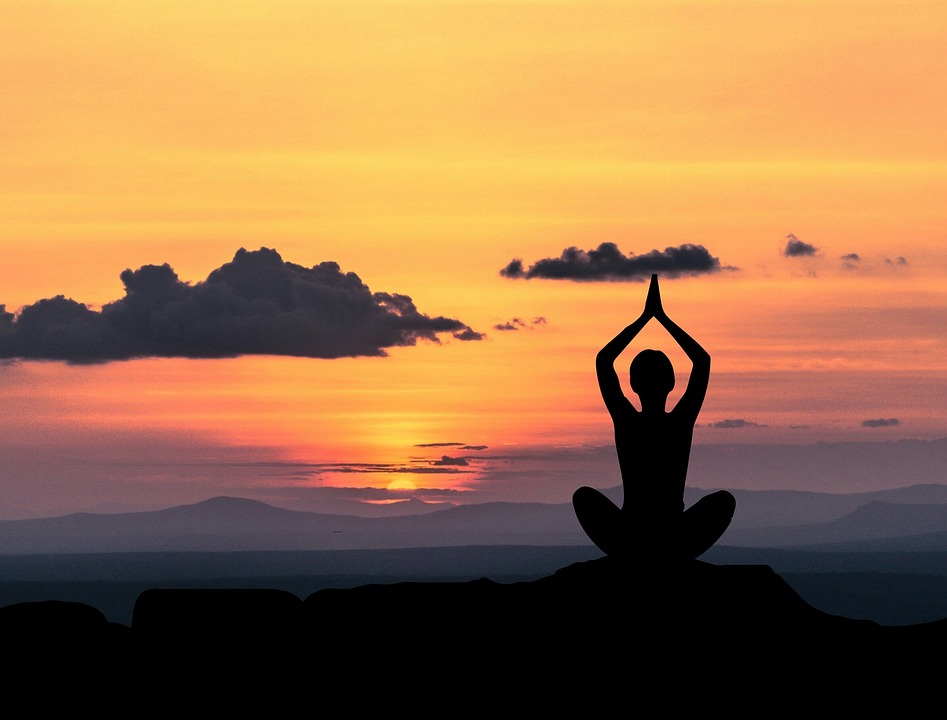 Yoga mit Sonnenuntergang im Hintergrund